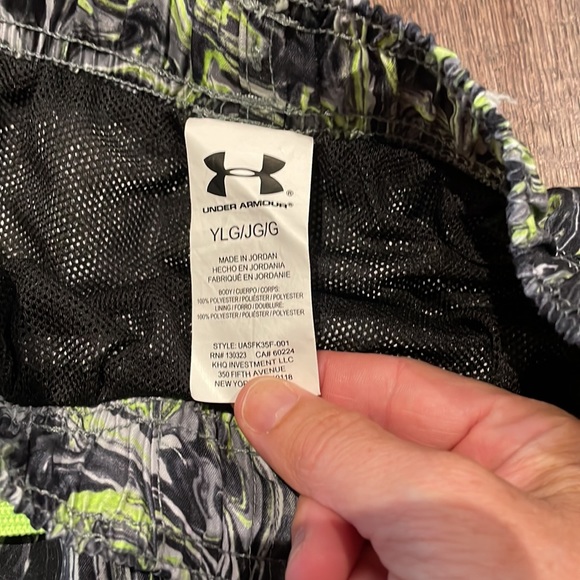 Never worn! Sz 10-12 UA  youth L swim trunks - Picture 2 of 4